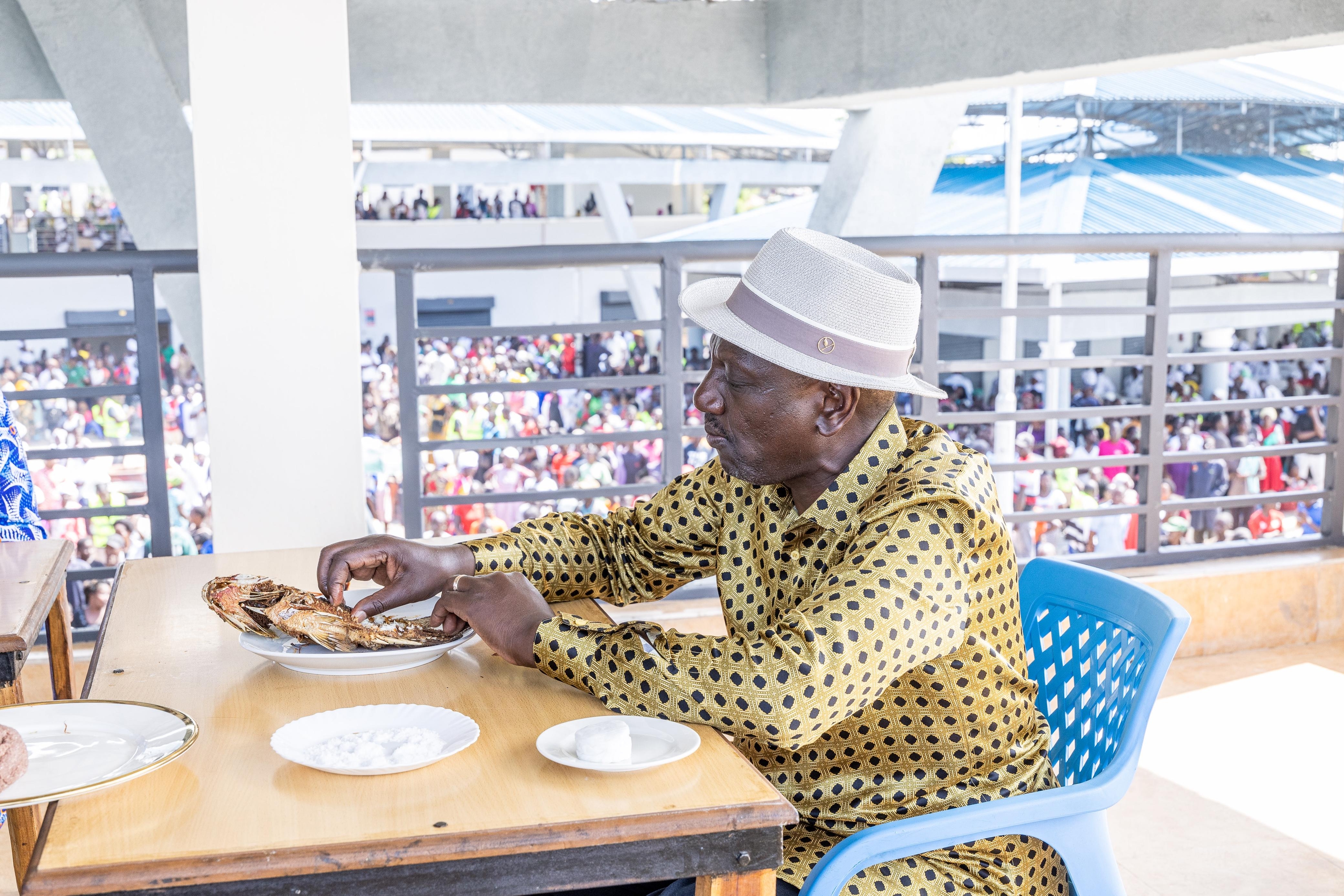[PHOTOS] Ruto and Raila share fish meal