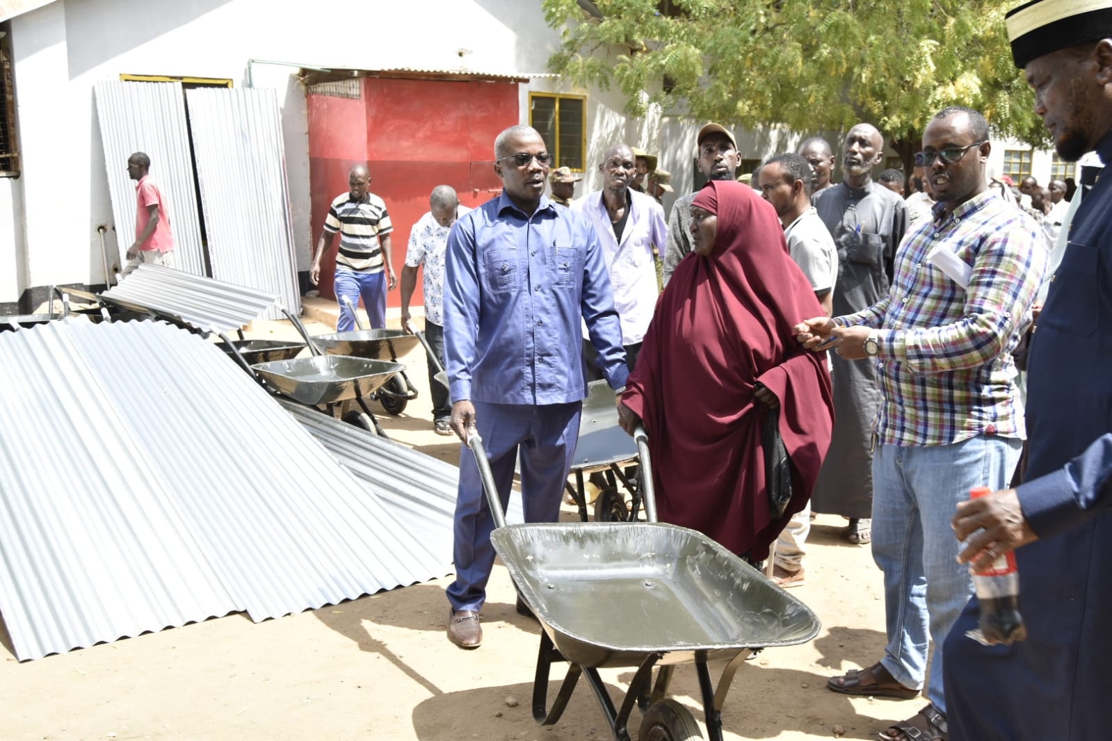 Traders at Garissa’s Suq-Muqdi Market receive relief after devastating fire