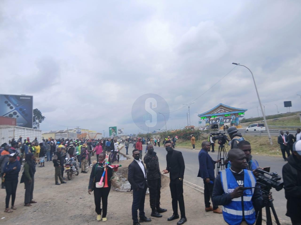 Rowdy youths stone Gachagua's supporters at JKIA