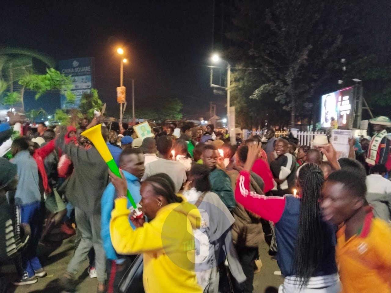 [PHOTOS] Kisumu streets alive at night ahead of Raila’s body arrival