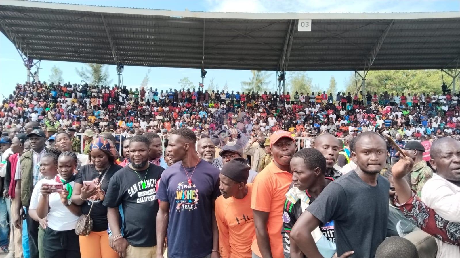 [PHOTOS] Thousands line up to view Raila's body