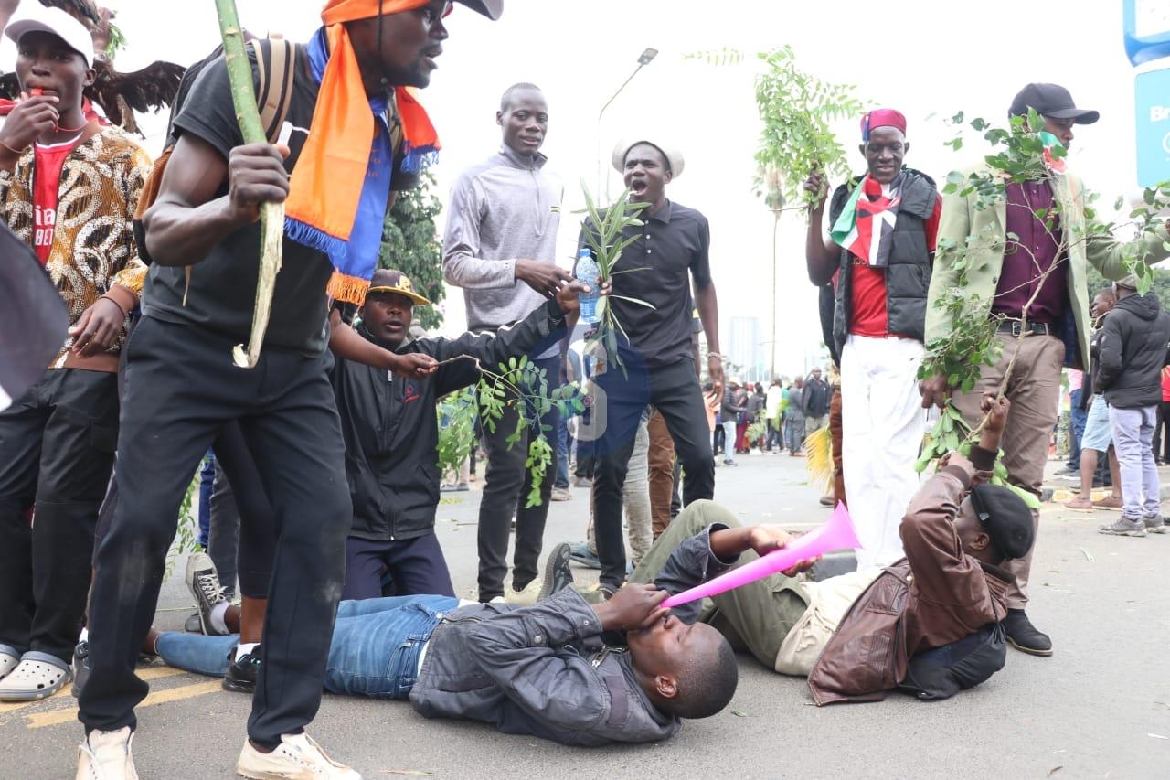 [PHOTOS] Mourners flock Parliament, await Raila’s body