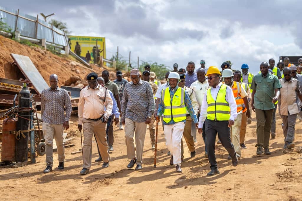[PHOTOS] Kindiki, Duale inspect on going state projects in Garissa