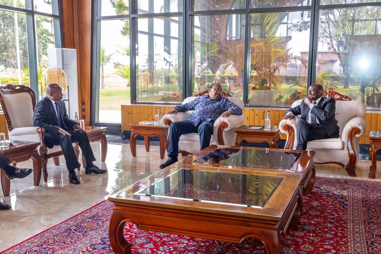 [PHOTOS] United in Grief: Ruto, Uhuru stand with Raila’s family at JKIA