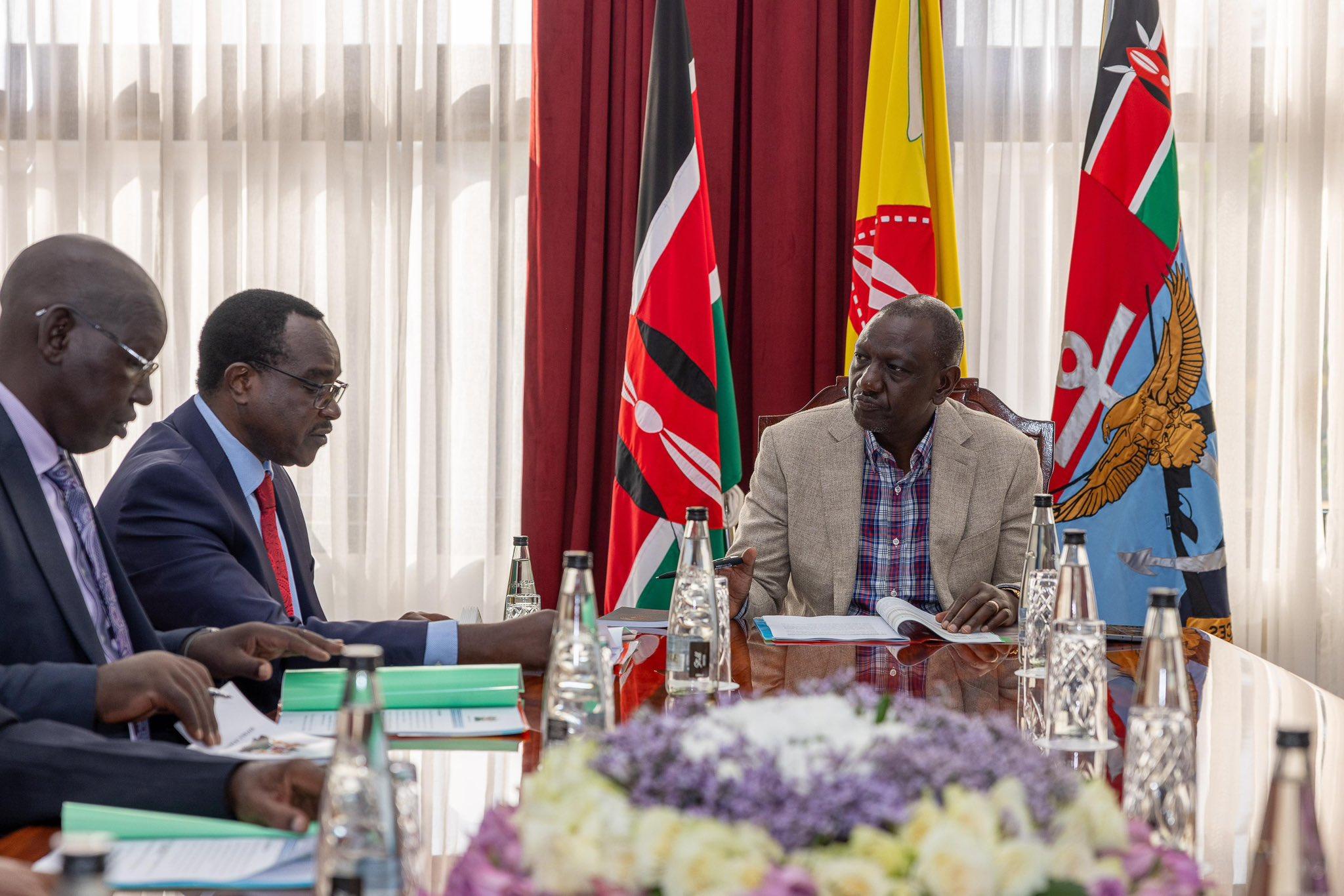 [PHOTOS] Ogamba briefs Ruto ahead of KCSE release