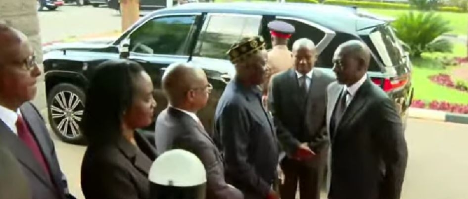 Ruto, Uhuru at JKIA to receive Raila's body