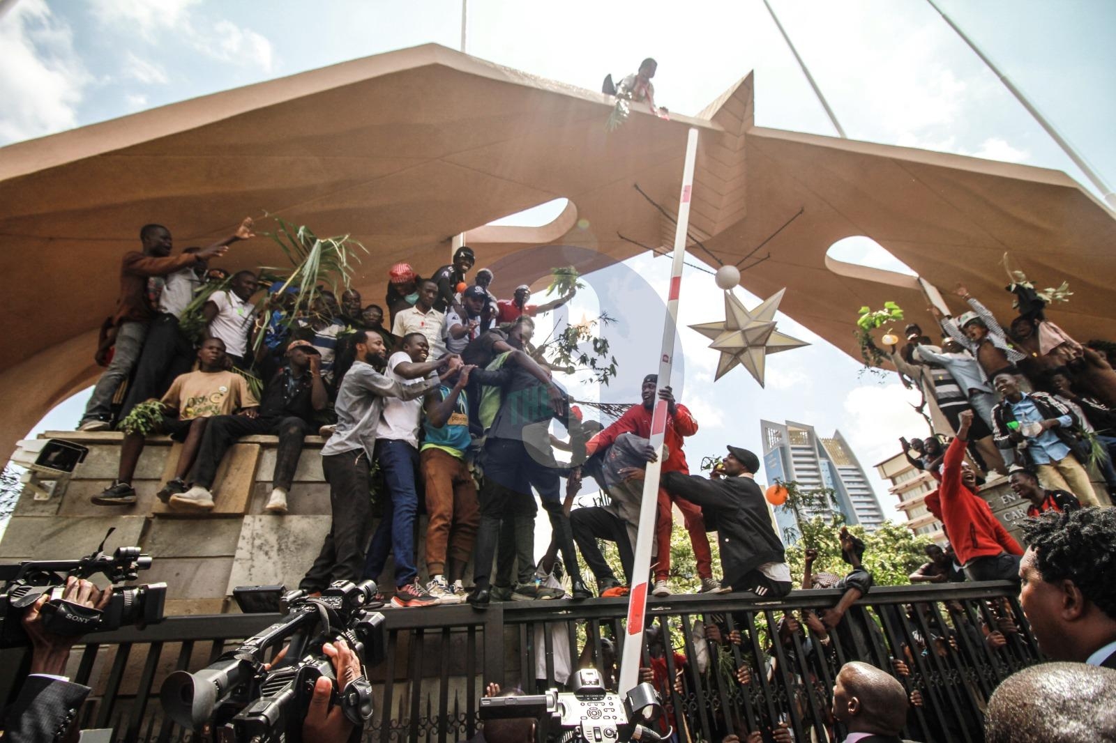 Chaotic crowds deny Raila chance to be immortalised in parliament archives