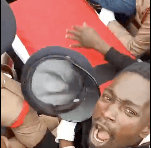 Mourners wail, cling to Raila’s casket