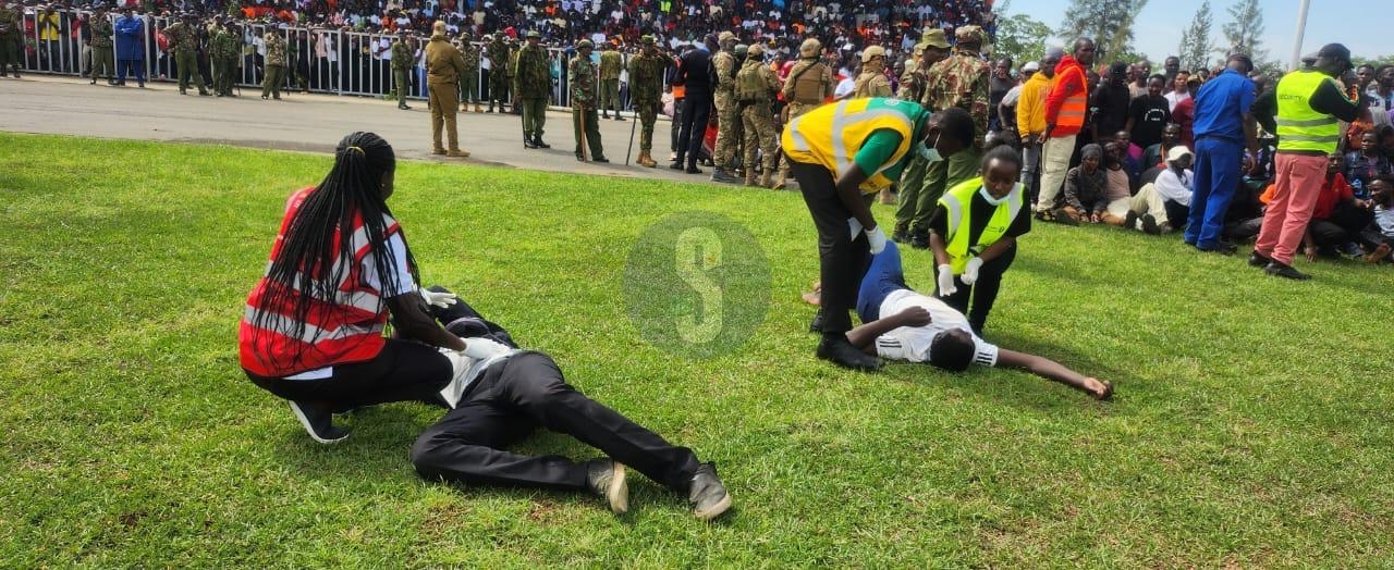 Hundreds collapse during Raila’s body viewing in Kisumu